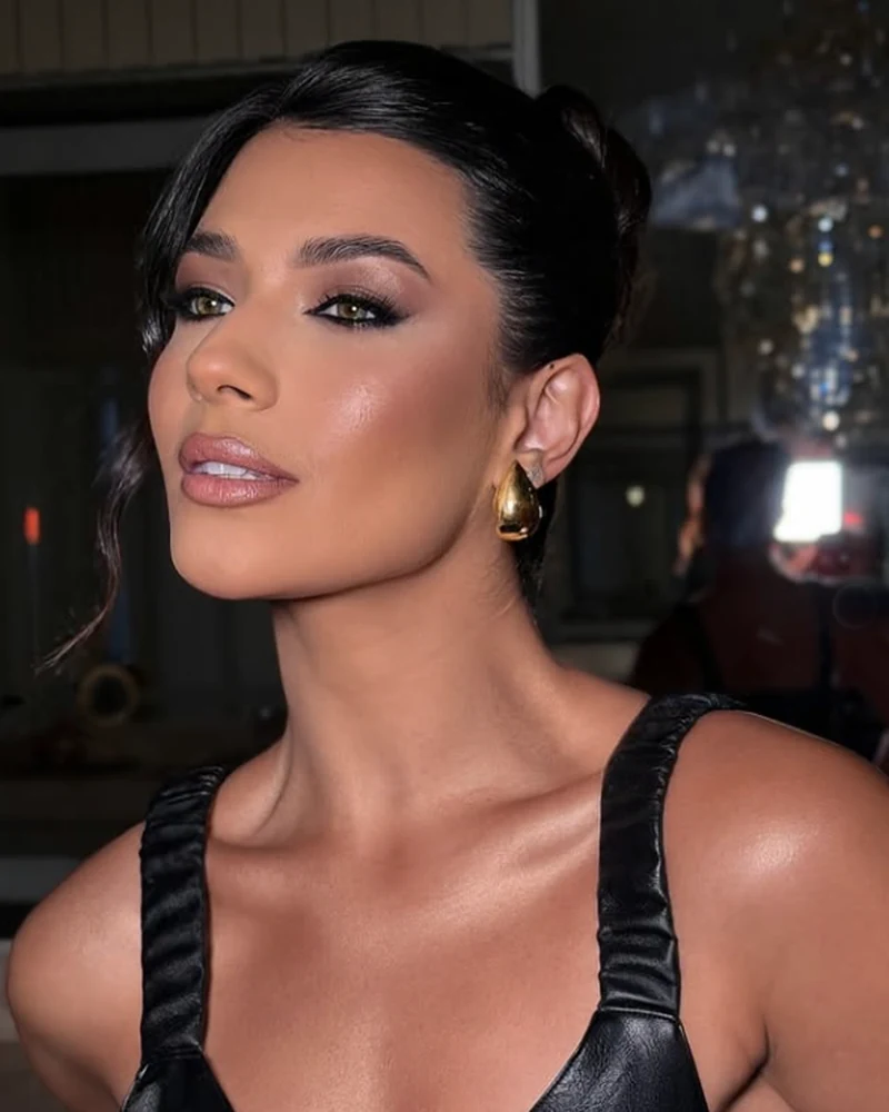 Ashley Baliza em retrato de beleza, maquiagem e brinco dourado
